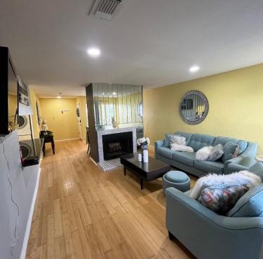 Comfortable Condo Near Major Plants & Beach