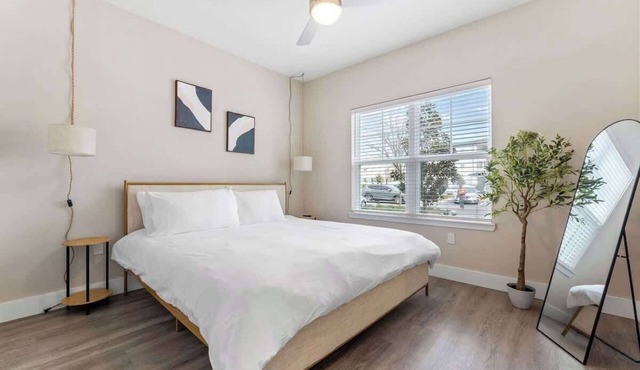 Comfortable Stay King Bed Near Parks, Pet-Friendly