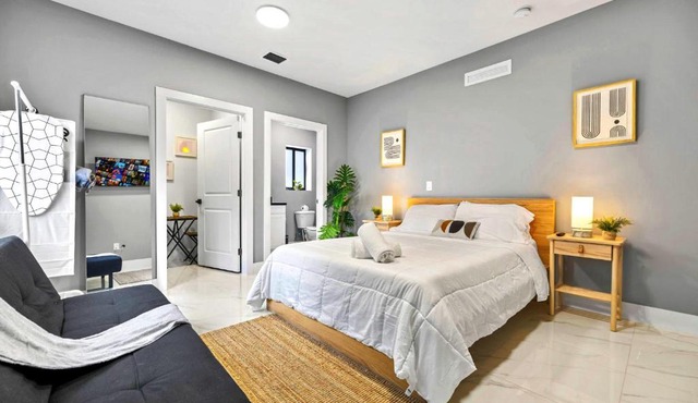 Comfy Studio W Beautiful Space!