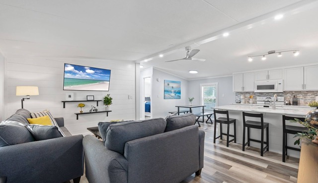 Completely remodeled 3BR/2BA,PET friendly,5min from Hurlburt Field,fully fenced