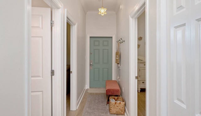 Completely Renovated Condo- Top Floor w/Elevator. 8 Min walk to the Beach!