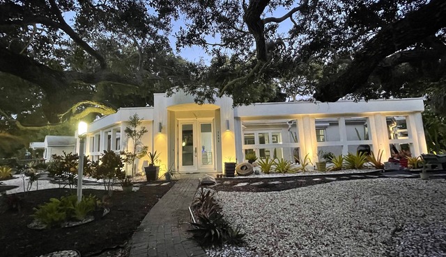 Contemporary Single Family 3 bedroom property