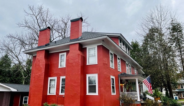 Cottage 1 block from Main St. on historic property.