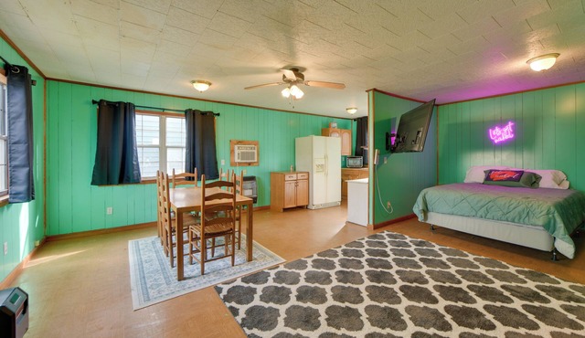 Couple’s Retreat w/Dock Access on Lake Eufaula!