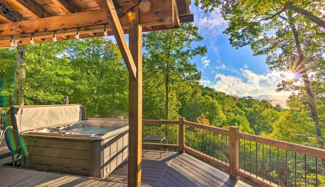 Couples’ Treehouse Retreat w/Hot Tub & Views
