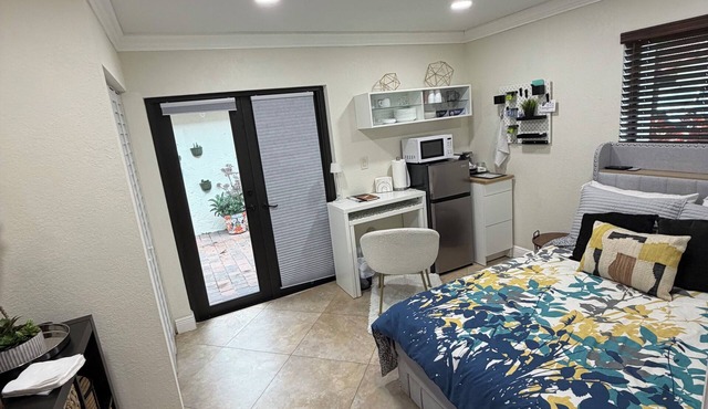 Cozy 1-bedroom studio in marvelous Miami with AC