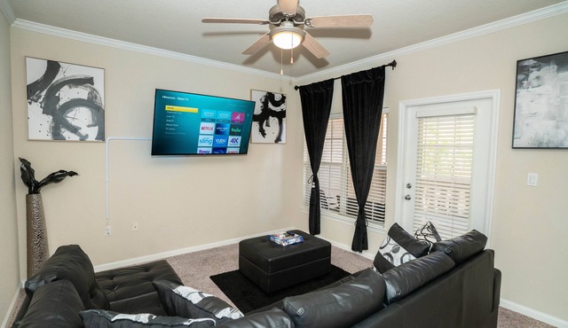 Cozy 2/1 Bedroom Luxury Condo, mins from Downtown, Airport, Beaches.