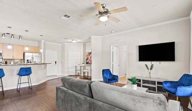 Cozy 2/2.5 Bedroom Luxury Condo, mins from Downtown, Airport, Beaches