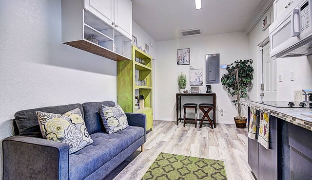Cozy 2 bedroom Near Downtown Pet-Friendly