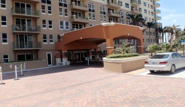 Cozy 2-bedroom condo with AC, fitness room in lovely Hallandale Beach