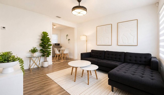 Cozy 2BR Retreat w/Private Patio Near Downtown, Airport & Hospitals