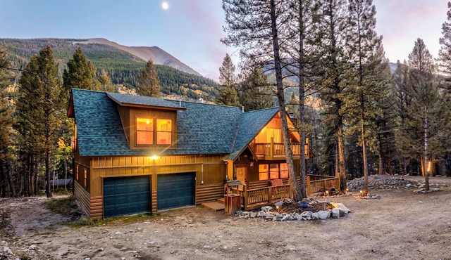 Cozy 4BR Cabin w/Private Sauna & Near Hot Springs
