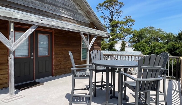 Cozy and located in the center of the island close to local shops & restaurants!