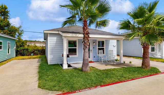 Cozy coastal home with shared pool, stocked fishing pond - patio & BBQ