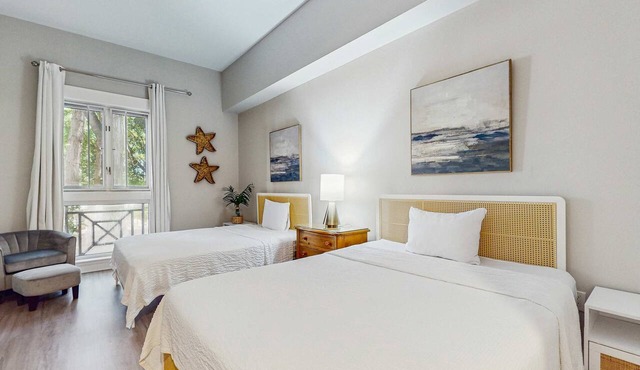 Cozy coastal studio with access to a pool, hot tub, tennis courts, grill, & spas