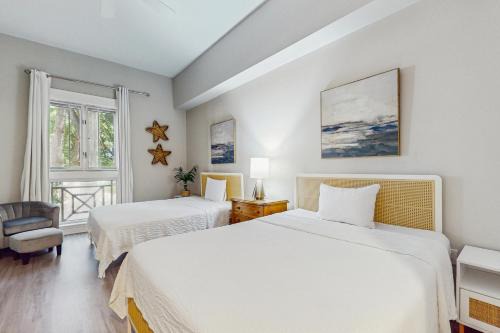 Cozy coastal studio with access to a pool hot tub tennis courts grill & spas