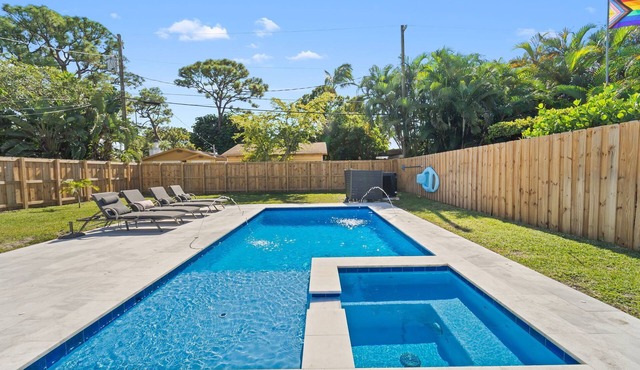 cozy cottage w/pool & hot tub - walk to drive!