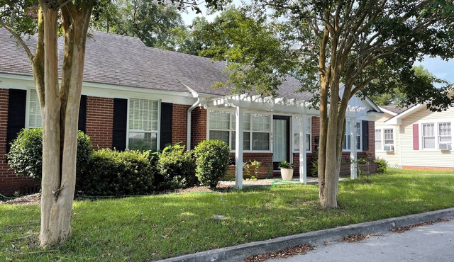 Cozy Duplex Apartment, With Beautiful Backyard Area