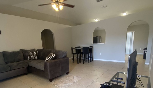 Cozy family/friendly 3/2 house w/fenced yard