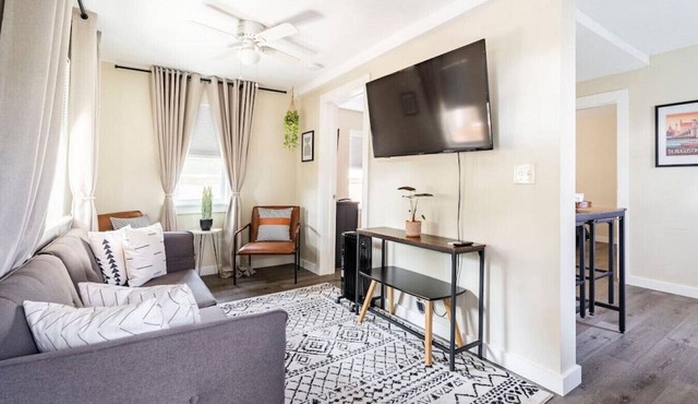 Cozy Getaway Steps from Historic Downtown with Parking