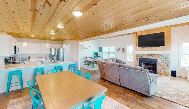 Cozy Gulf-View Beach House with Foosball, Patio, AC & washer&dryer - Pets Welcome