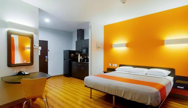 Cozy King Bed Room|Pool|Free Wifi