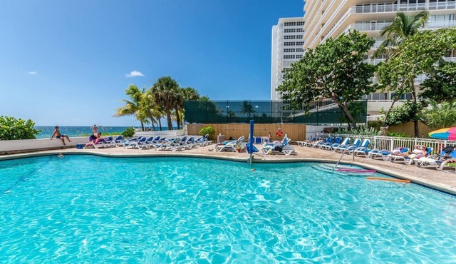 Cozy Ocean Front Condo, Pool & Tiki Bar - Sleeps 4