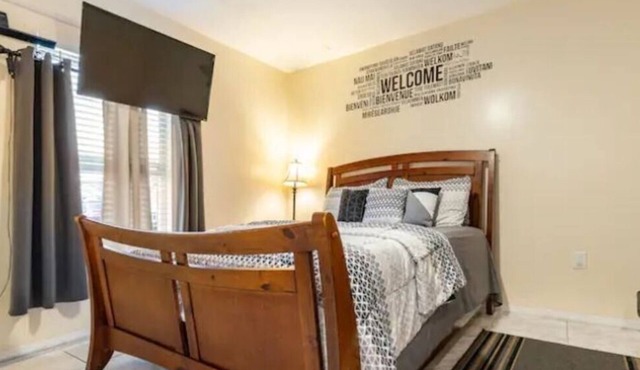 Cozy Private Entry 1/1 Apt w/Full Size Kitchen