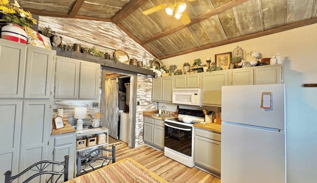 Cozy, Private Retreat - Close to the Lake - Views, Fishing, Kayaks, Games & MORE