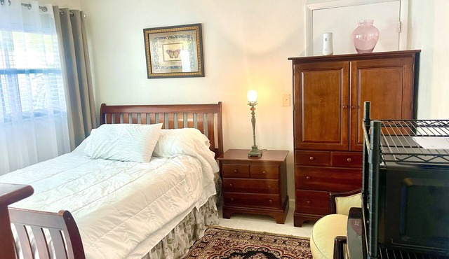 Cozy Renovated Efficiency in Pompano Beach!