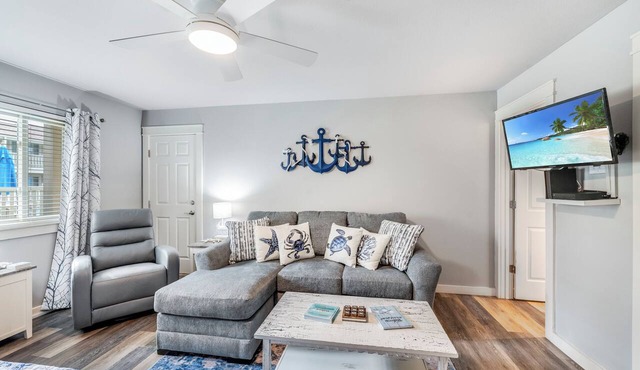 Cozy Studio Large Pool w/a Private Courtyard and a 5 Min Walk to the Beach