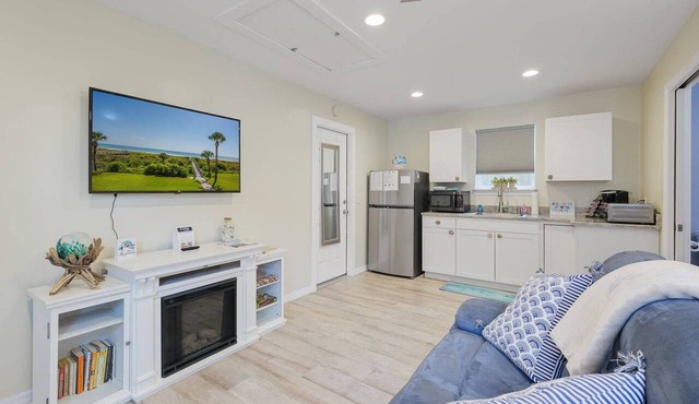 Cozy Studio Escape at Gem 2, 4 blks to beach, convenient location to Jax Beach Fun!