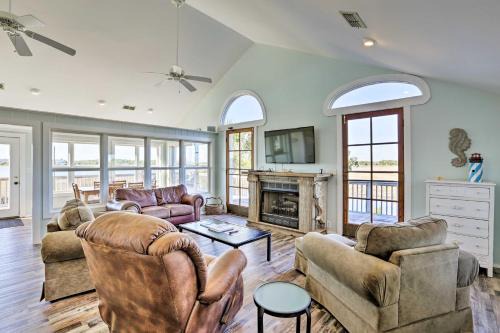 Cozy Waterfront 'Island House' on Live Oak Island!
