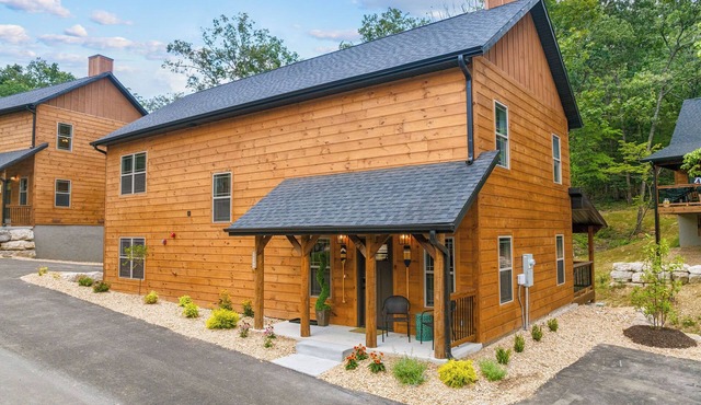 Creekside Retreat 4BR/4BA with Private Hottub + Pond view