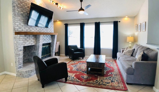 Cul-de-sac Hideaway Cozy Pet-Friendly Mid-Term Stay, Short Drive to Beach