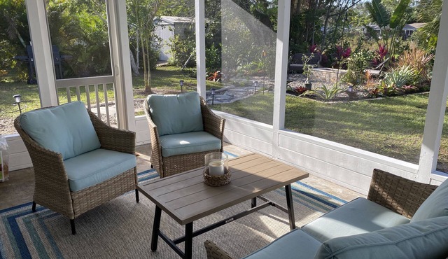 Cute Beach Bungalow 10 minutes from the Beach!