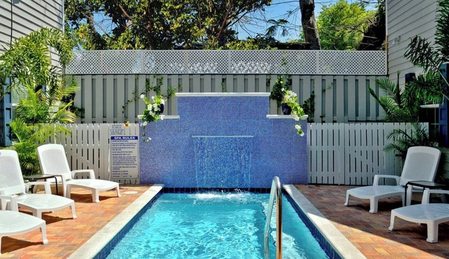 Cute Dog-friendly Tropical Condo with AC, WiFi, & Shared Pool - Snowbirds OK