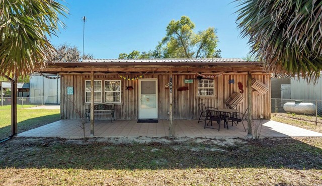 Cypress Cottage in the heart of Steinhatchee! Fenced in yard!