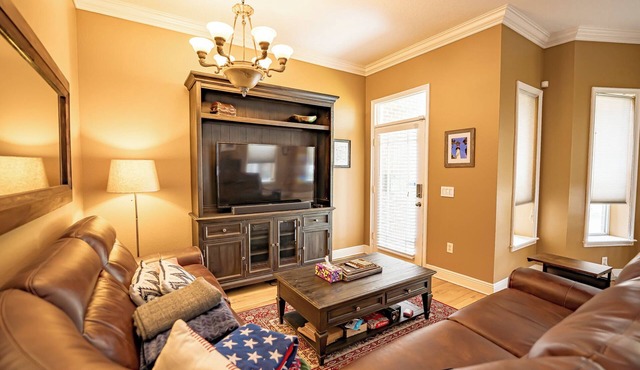 Delaney Park Home Cozy Comfort Steps from Downtown
