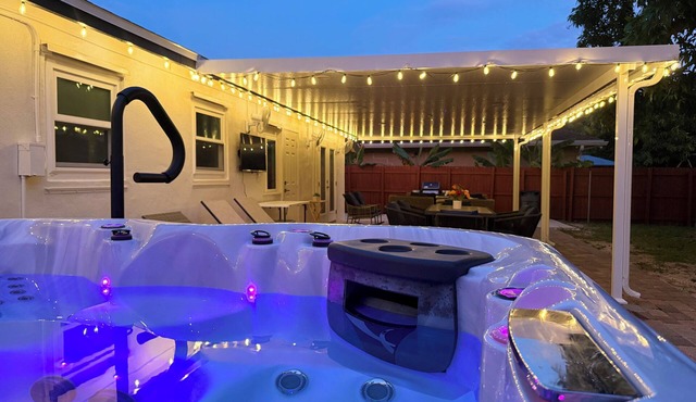 Delray Oasis - Luxe Spa, Game Room, TVs Everywhere, Fire Pit, Relaxing Escape