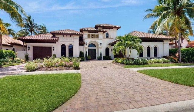 Deluxe home in a resort community with amazing views, pool, & hot tub