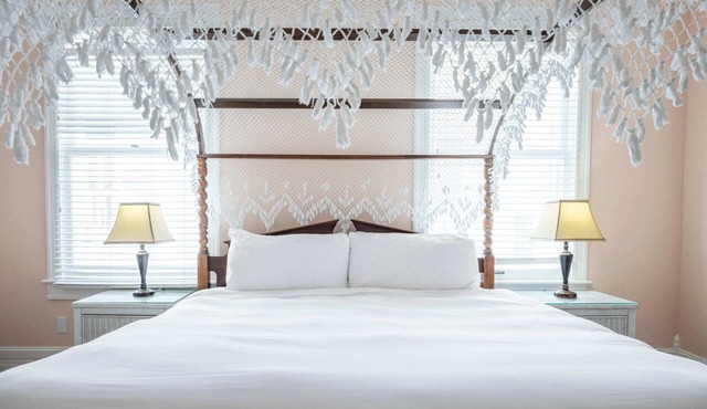 Deluxe King, Pet Friendly & - Curry Mansion Inn