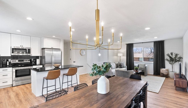 DenverStays: Spacious 5 BR Home with 2 King & 3 Queen Beds - 15 Min to Red Rocks