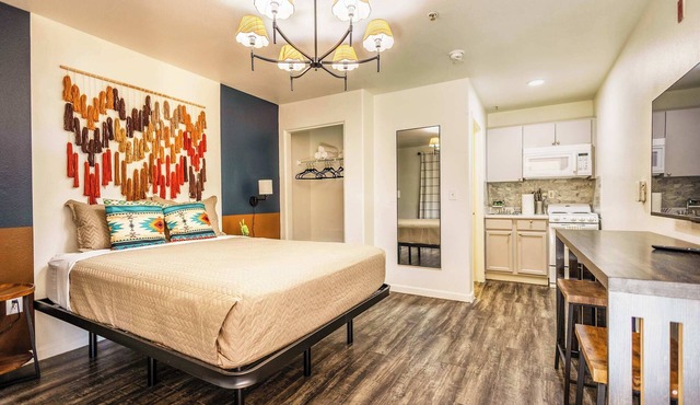 Desert Studio | Fast WiFi, Gym & Kitchen