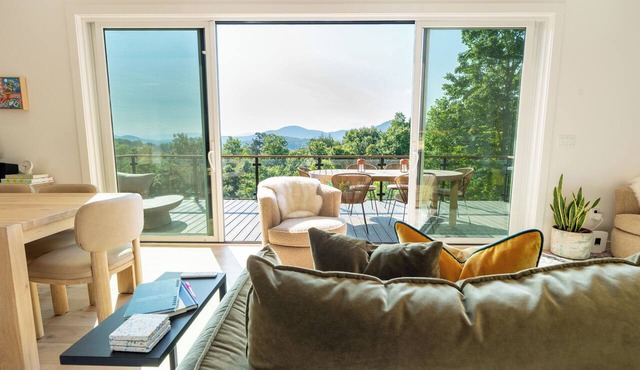 Designer Mountain Retreat - Hot Tub + Mtn Views + Pickleball + King beds