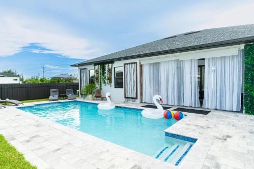 Designer Villa with Heated Pool, BBQ, Firepit, Ideal for Families & Groups