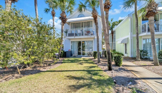 Destin Entire Crystal Beach Cottage~Steps to Beach & Pool~Prime Location