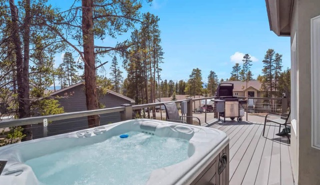 Doc's Place w/ Beautiful Hot Tub Views!