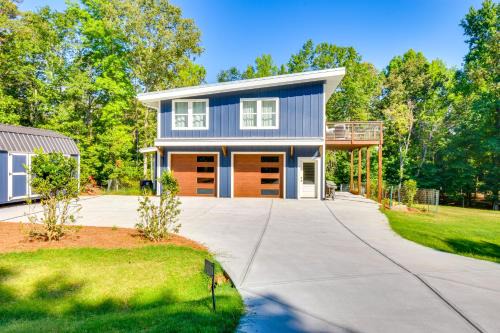 Dock Access & Patio! Waterfront Apt in Hartwell