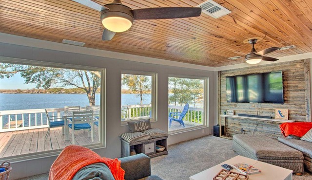 Dock & Fire Pit: Lakefront Cedar Creek Home!